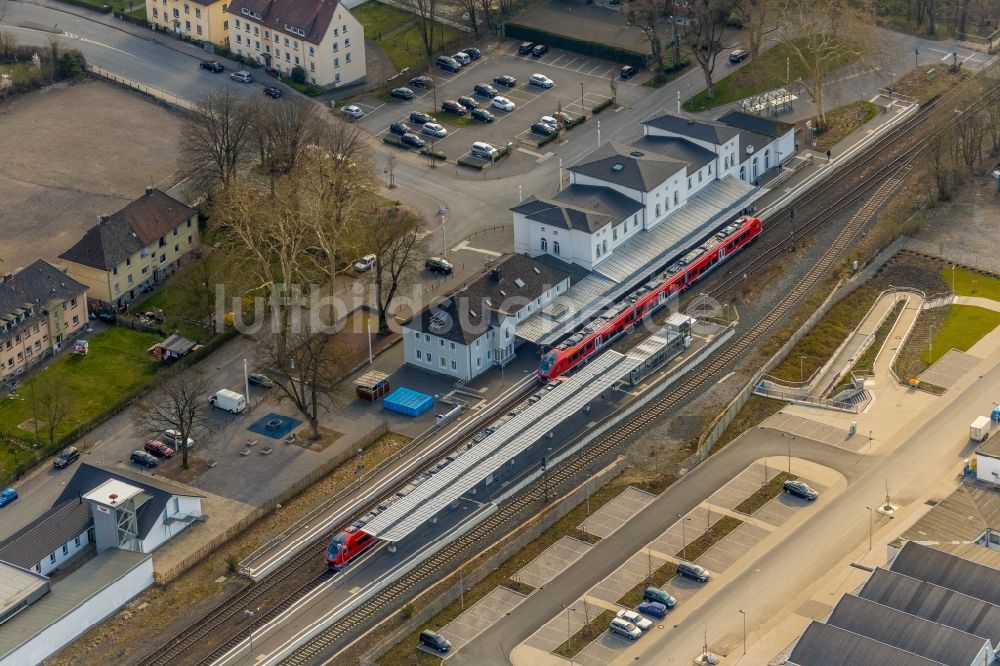 Luftaufnahme Arnsberg - Gleisverlauf und Bahnhofsgebäude der Deutschen Bahn Bahnhof Arnsberg (Westf) in Arnsberg im Bundesland Nordrhein-Westfalen, Deutschland