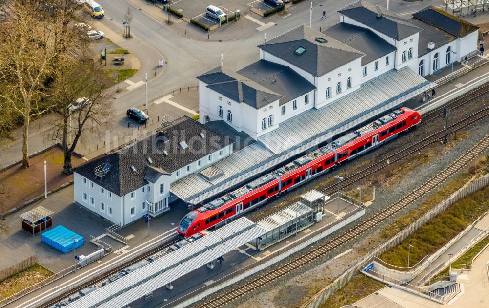 Arnsberg von oben - Gleisverlauf und Bahnhofsgebäude der Deutschen Bahn Bahnhof Arnsberg (Westf) in Arnsberg im Bundesland Nordrhein-Westfalen, Deutschland