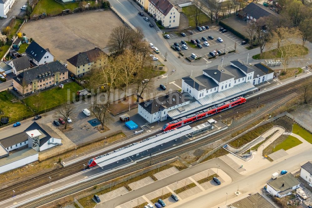 Arnsberg aus der Vogelperspektive: Gleisverlauf und Bahnhofsgebäude der Deutschen Bahn Bahnhof Arnsberg (Westf) in Arnsberg im Bundesland Nordrhein-Westfalen, Deutschland