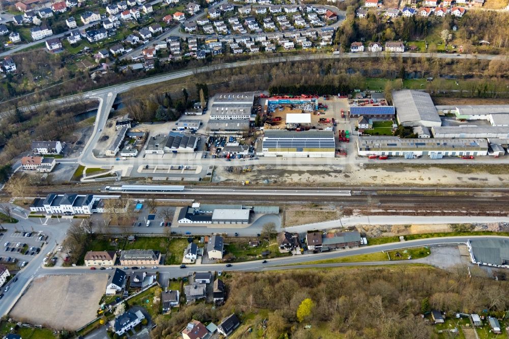 Arnsberg von oben - Gleisverlauf und Bahnhofsgebäude der Deutschen Bahn Bahnhof Arnsberg (Westf) in Arnsberg im Bundesland Nordrhein-Westfalen, Deutschland