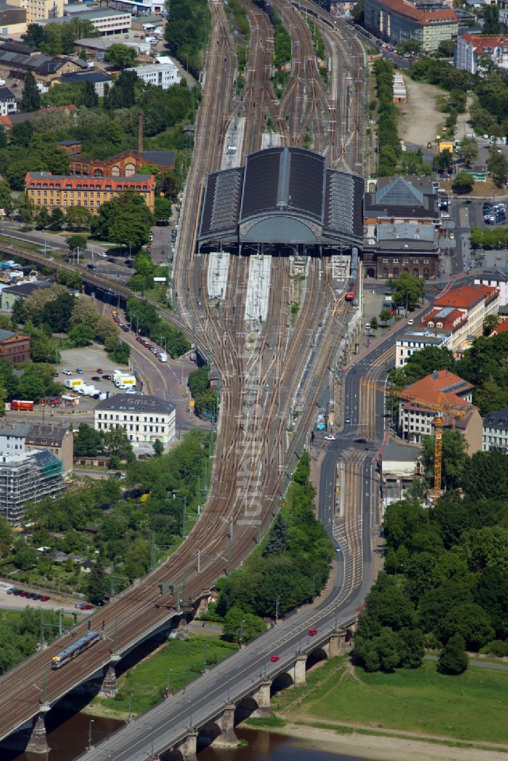 Dresden aus der Vogelperspektive: Gleisverlauf und Bahnhofsgebäude der Deutschen Bahn am Bahnhof Dresden-Neustadt in Dresden im Bundesland Sachsen, Deutschland