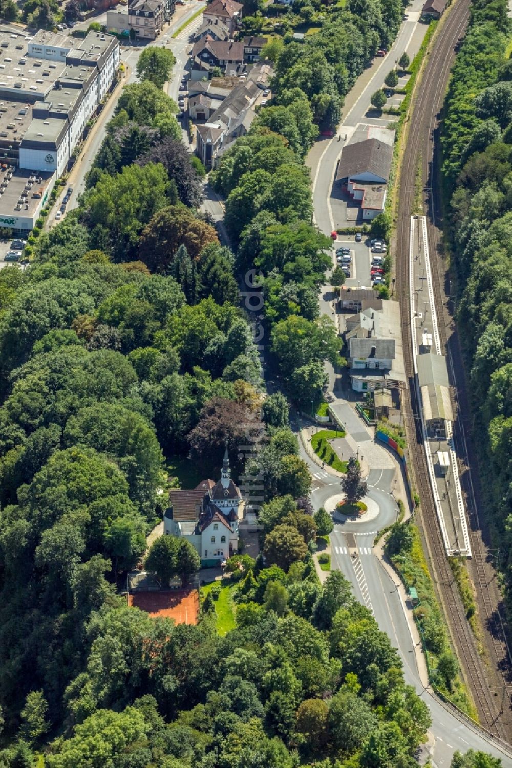 Luftaufnahme Ennepetal - Gleisverlauf und Bahnhofsgebäude der Deutschen Bahn am Bahnhof Ennepetal (Gevelsberg) in Ennepetal im Bundesland Nordrhein-Westfalen - NRW, Deutschland