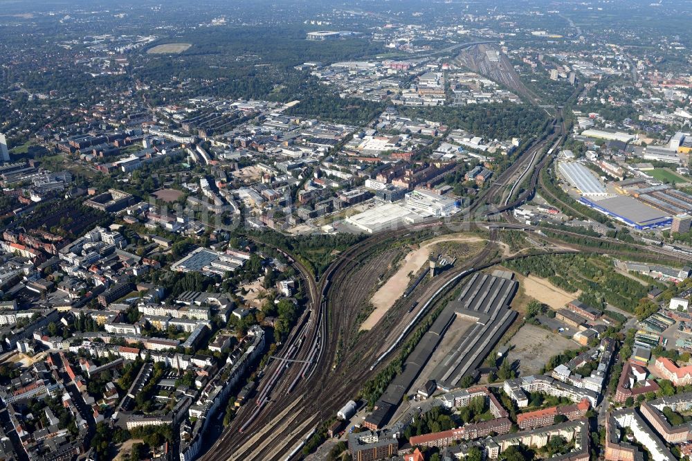 Hamburg von oben - Gleisverlauf und Bahnhofsgebäude der Deutschen Bahn am Bahnhof Hamburg-Altona in Hamburg