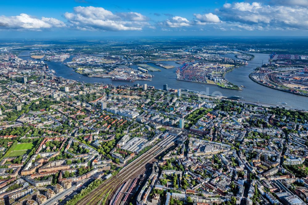 Hamburg aus der Vogelperspektive: Gleisverlauf und Bahnhofsgebäude der Deutschen Bahn am Bahnhof Hamburg-Altona in Hamburg