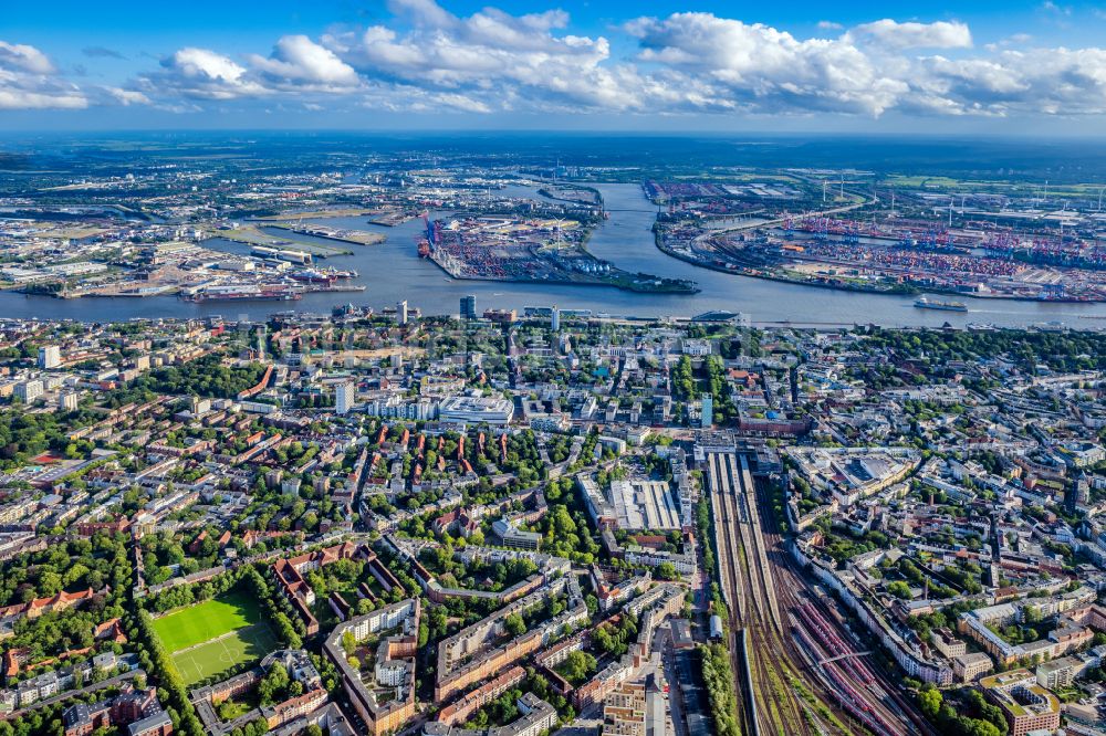 Luftaufnahme Hamburg - Gleisverlauf und Bahnhofsgebäude der Deutschen Bahn am Bahnhof Hamburg-Altona in Hamburg