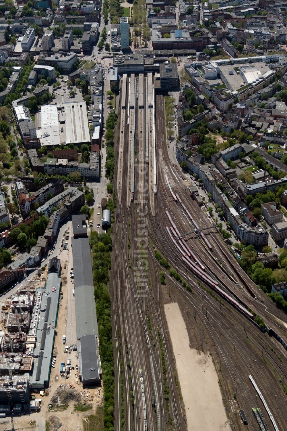 Hamburg aus der Vogelperspektive: Gleisverlauf und Bahnhofsgebäude der Deutschen Bahn am Bahnhof Hamburg-Altona in Hamburg, Deutschland