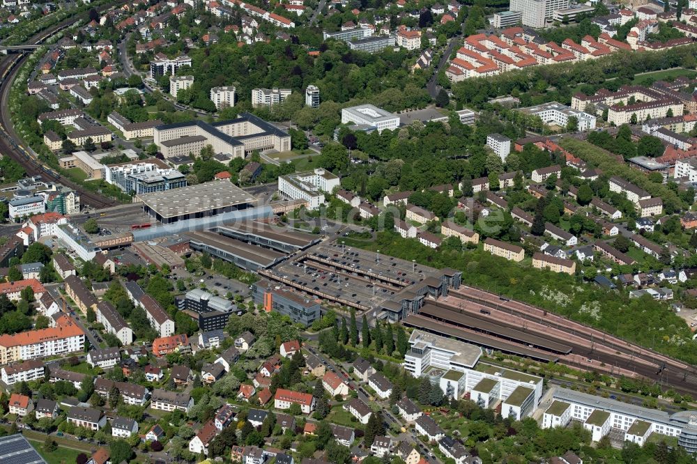 Luftbild Kassel - Gleisverlauf und Bahnhofsgebäude der Deutschen Bahn am Bahnhof Kassel-Wilhelmshöhe in Kassel im Bundesland Hessen, Deutschland