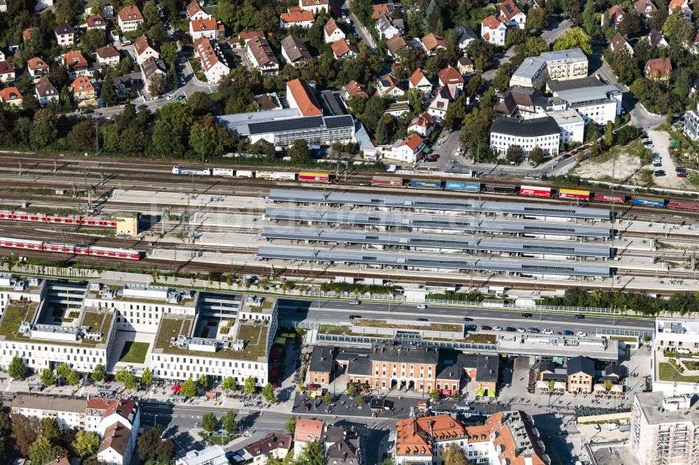 Luftaufnahme München - Gleisverlauf und Bahnhofsgebäude der Deutschen Bahn am Bahnhof München-Pasing in München im Bundesland Bayern, Deutschland