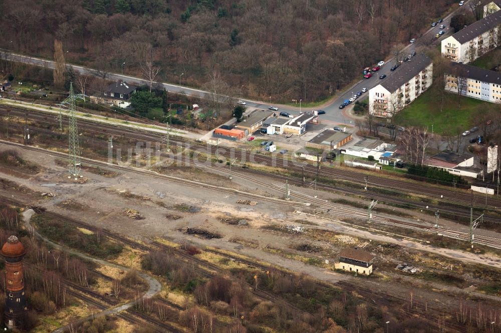 Duisburg aus der Vogelperspektive: Gleisverlauf und Bahnhofsgebäude der Deutschen Bahn am Bahnhof Wedau mit Resten der abgerissenen Fußgängerbrücke in Duisburg im Bundesland Nordrhein-Westfalen