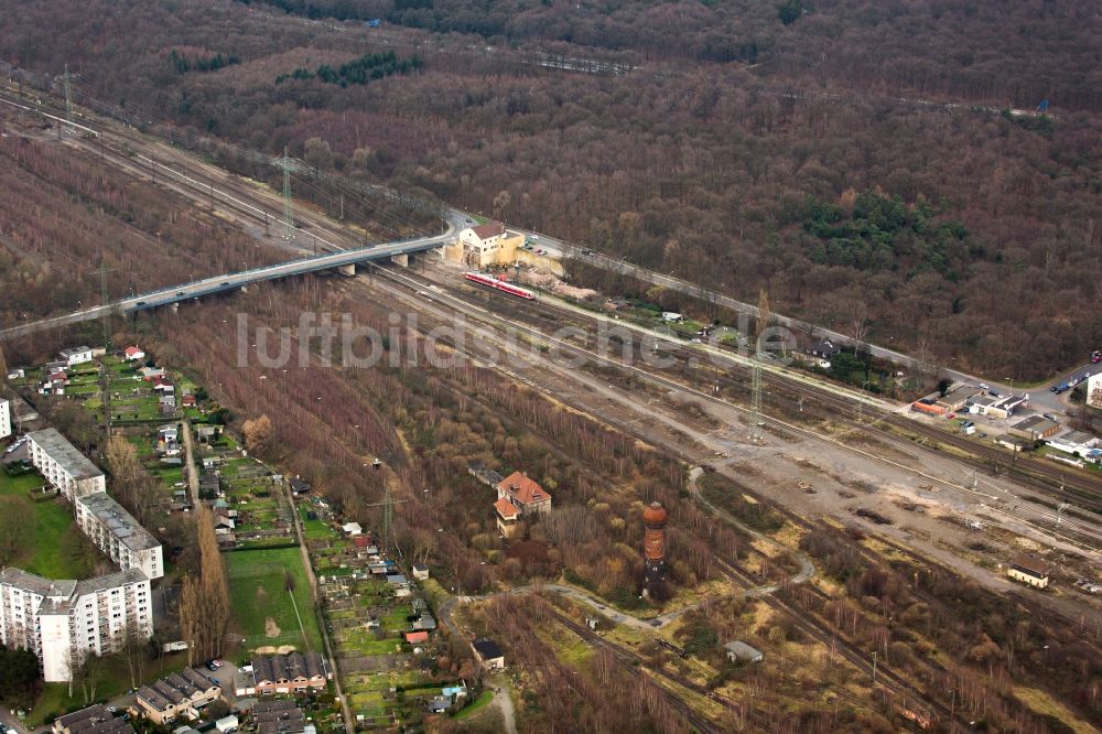 Luftbild Duisburg - Gleisverlauf und Bahnhofsgebäude der Deutschen Bahn am Bahnhof Wedau mit Resten der abgerissenen Fußgängerbrücke in Duisburg im Bundesland Nordrhein-Westfalen