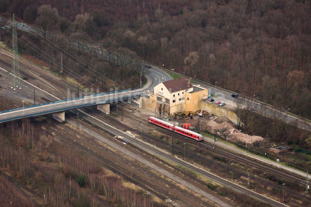 Luftaufnahme Duisburg - Gleisverlauf und Bahnhofsgebäude der Deutschen Bahn am Bahnhof Wedau mit Resten der abgerissenen Fußgängerbrücke in Duisburg im Bundesland Nordrhein-Westfalen