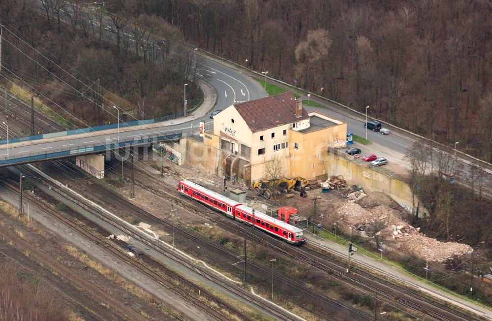 Duisburg von oben - Gleisverlauf und Bahnhofsgebäude der Deutschen Bahn am Bahnhof Wedau mit Resten der abgerissenen Fußgängerbrücke in Duisburg im Bundesland Nordrhein-Westfalen