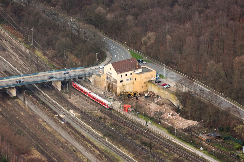 Duisburg aus der Vogelperspektive: Gleisverlauf und Bahnhofsgebäude der Deutschen Bahn am Bahnhof Wedau mit Resten der abgerissenen Fußgängerbrücke in Duisburg im Bundesland Nordrhein-Westfalen