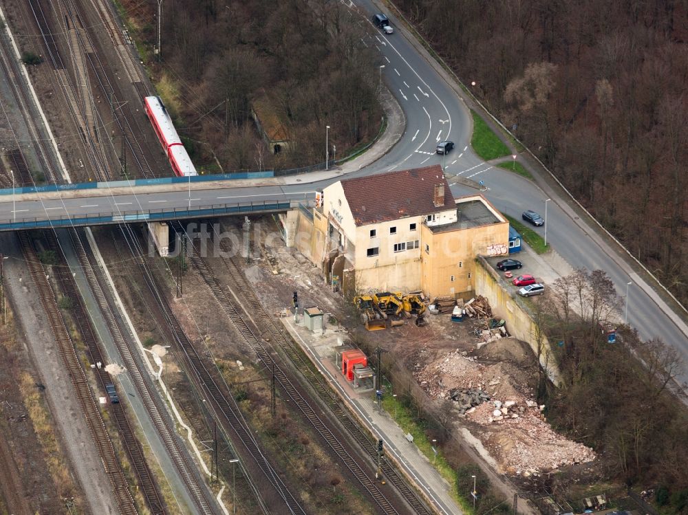 Luftbild Duisburg - Gleisverlauf und Bahnhofsgebäude der Deutschen Bahn am Bahnhof Wedau mit Resten der abgerissenen Fußgängerbrücke in Duisburg im Bundesland Nordrhein-Westfalen