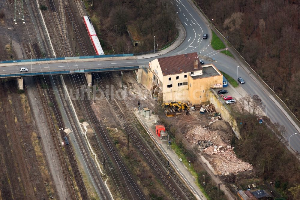 Luftaufnahme Duisburg - Gleisverlauf und Bahnhofsgebäude der Deutschen Bahn am Bahnhof Wedau mit Resten der abgerissenen Fußgängerbrücke in Duisburg im Bundesland Nordrhein-Westfalen