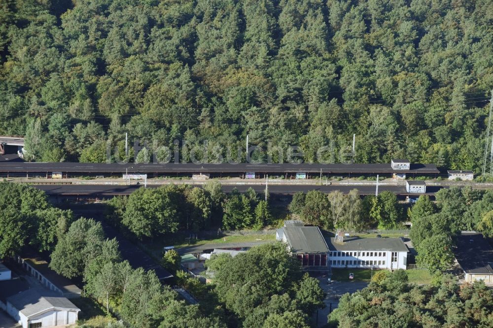 Luftaufnahme Potsdam - Gleisverlauf und Bahnhofsgebäude der Deutschen Bahn des Bahnhofs Pirschheide in Potsdam im Bundesland Brandenburg