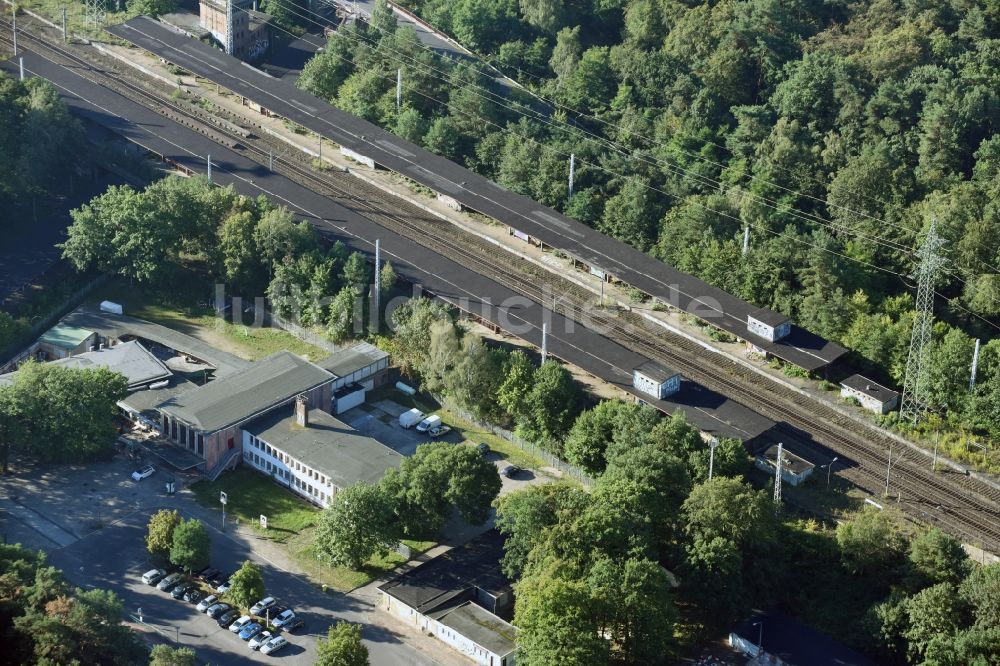 Potsdam von oben - Gleisverlauf und Bahnhofsgebäude der Deutschen Bahn des Bahnhofs Pirschheide in Potsdam im Bundesland Brandenburg