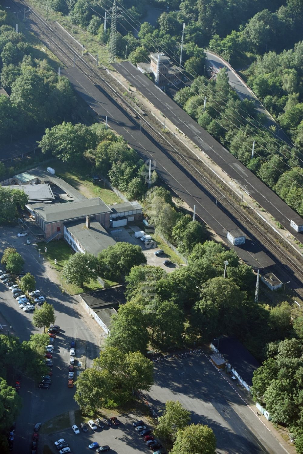 Luftbild Potsdam - Gleisverlauf und Bahnhofsgebäude der Deutschen Bahn des Bahnhofs Pirschheide in Potsdam im Bundesland Brandenburg