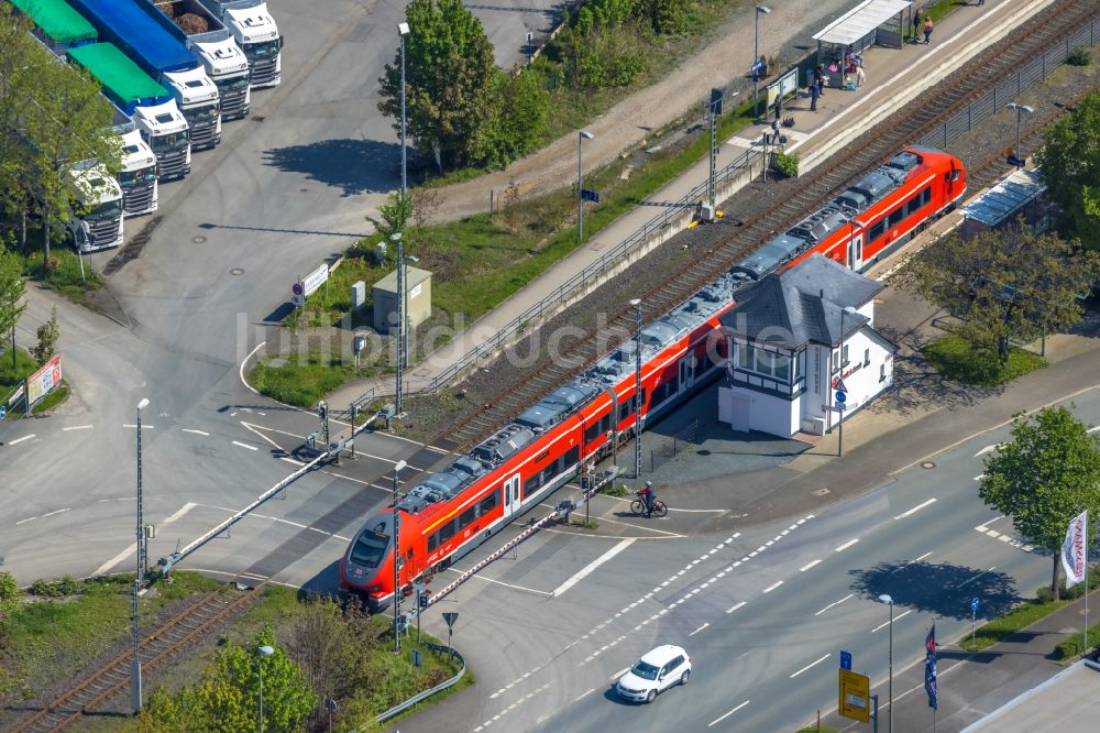 Luftbild Bestwig - Gleisverlauf und Bahnhofsgebäude der Deutschen Bahn in Bestwig im Bundesland Nordrhein-Westfalen, Deutschland