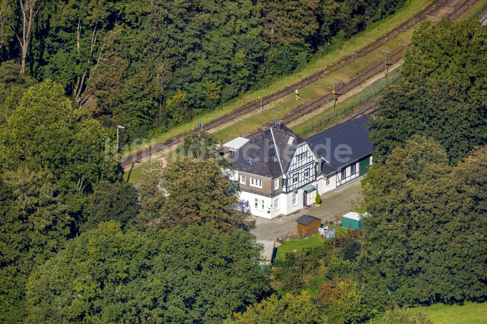 Luftaufnahme Binolen - Gleisverlauf und Bahnhofsgebäude der Deutschen Bahn in Binolen im Bundesland Nordrhein-Westfalen, Deutschland