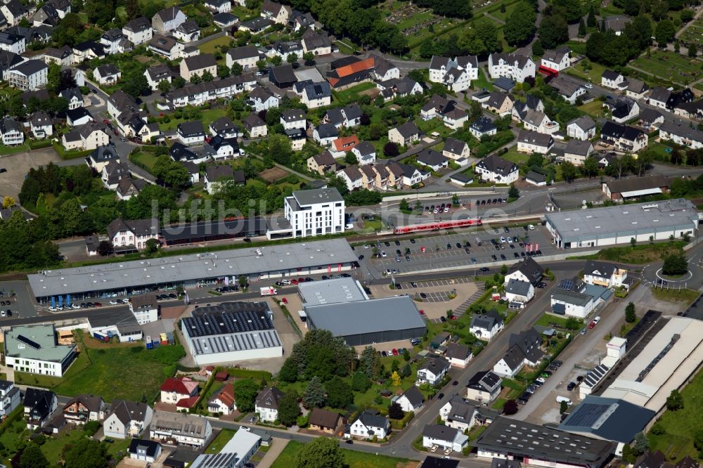 Brilon von oben - Gleisverlauf und Bahnhofsgebäude der Deutschen Bahn in Brilon im Bundesland Nordrhein-Westfalen, Deutschland