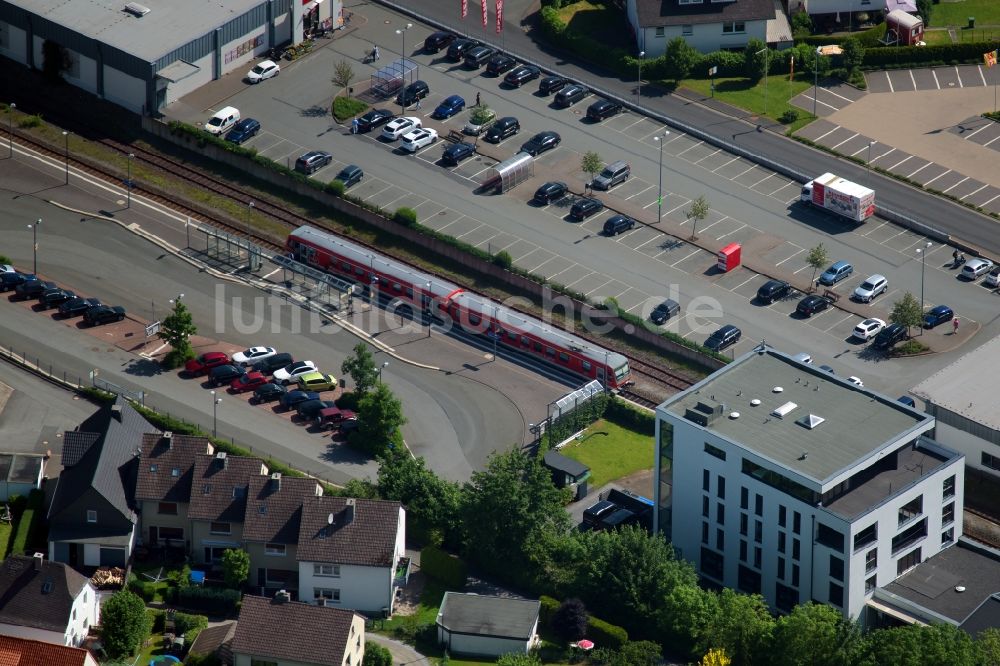 Luftaufnahme Brilon - Gleisverlauf und Bahnhofsgebäude der Deutschen Bahn in Brilon im Bundesland Nordrhein-Westfalen, Deutschland