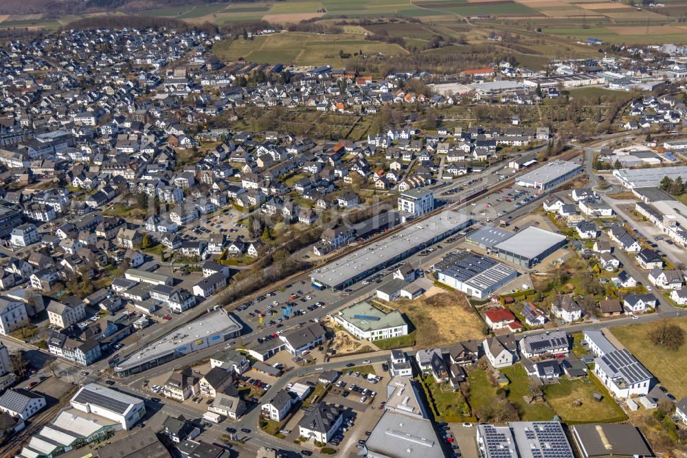 Luftaufnahme Brilon - Gleisverlauf und Bahnhofsgebäude der Deutschen Bahn in Brilon im Bundesland Nordrhein-Westfalen, Deutschland