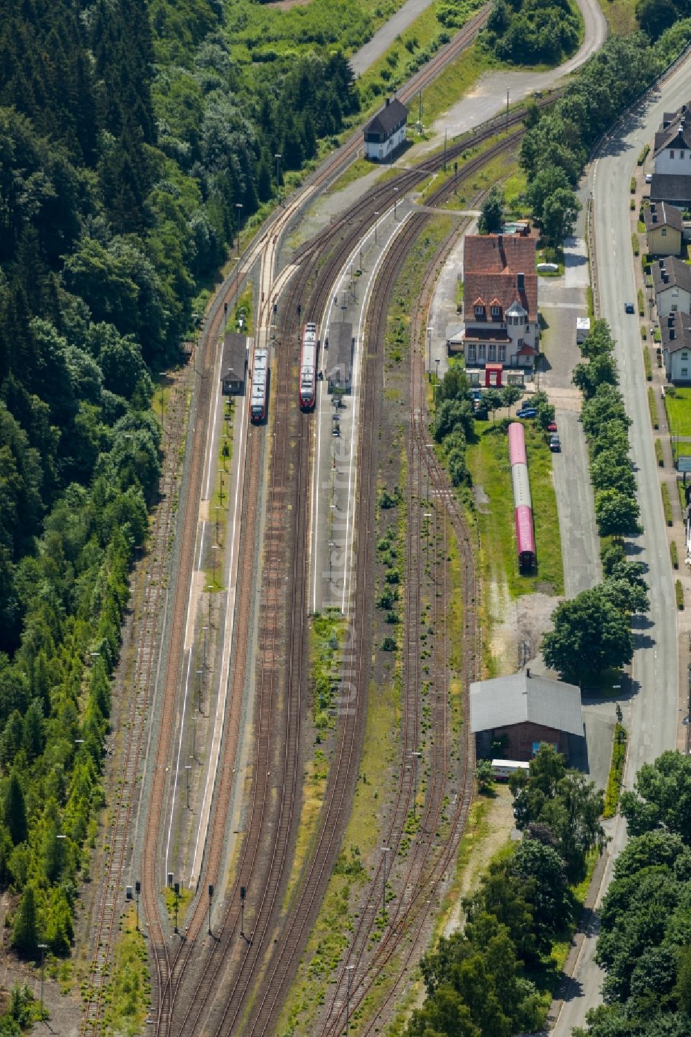 Luftaufnahme Brilon - Gleisverlauf und Bahnhofsgebäude der Deutschen Bahn Brilon Wald in Brilon im Bundesland Nordrhein-Westfalen, Deutschland