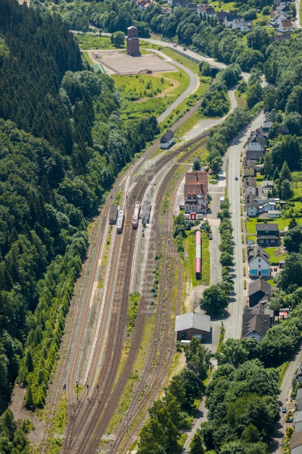 Brilon von oben - Gleisverlauf und Bahnhofsgebäude der Deutschen Bahn Brilon Wald in Brilon im Bundesland Nordrhein-Westfalen, Deutschland