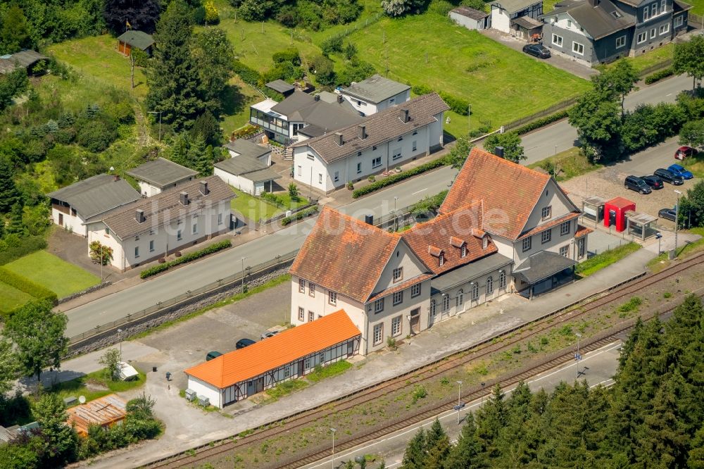 Brilon-Wald von oben - Gleisverlauf und Bahnhofsgebäude der Deutschen Bahn in Brilon-Wald im Bundesland Nordrhein-Westfalen, Deutschland