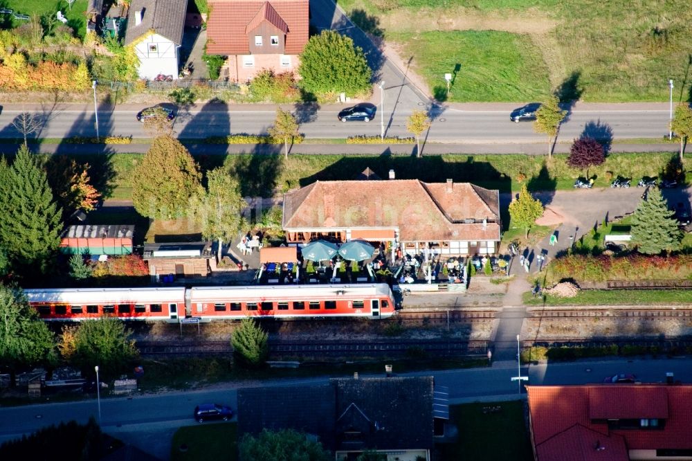 Luftaufnahme Bundenthal - Gleisverlauf und Bahnhofsgebäude der Deutschen Bahn in Bundenthal im Bundesland Rheinland-Pfalz