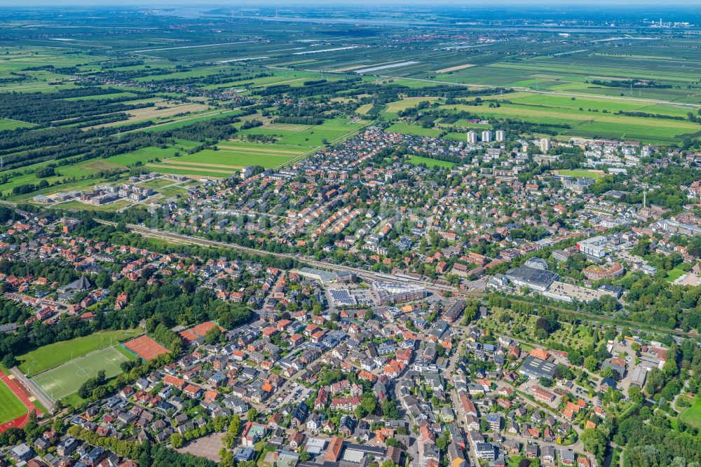 Luftaufnahme Buxtehude - Gleisverlauf und Bahnhofsgebäude der Deutschen Bahn in Buxtehude im Bundesland Niedersachsen, Deutschland