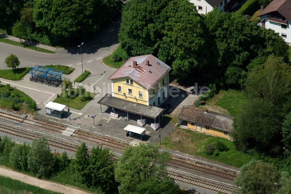 Luftbild Dasing - Gleisverlauf und Bahnhofsgebäude der Deutschen Bahn in Dasing im Bundesland Bayern, Deutschland