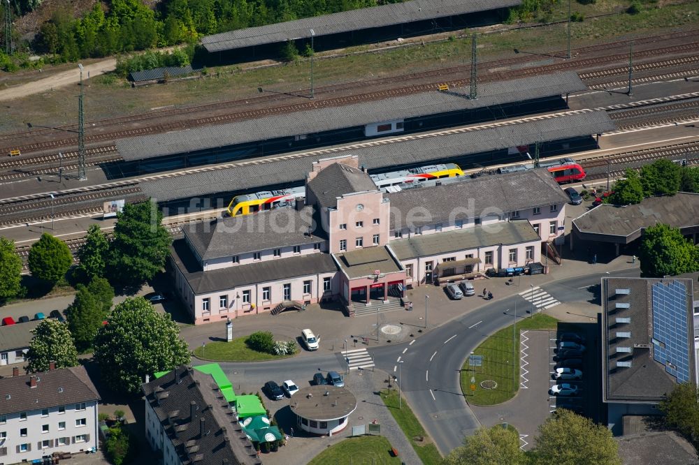 Luftbild Dillenburg - Gleisverlauf und Bahnhofsgebäude der Deutschen Bahn in Dillenburg im Bundesland Hessen, Deutschland