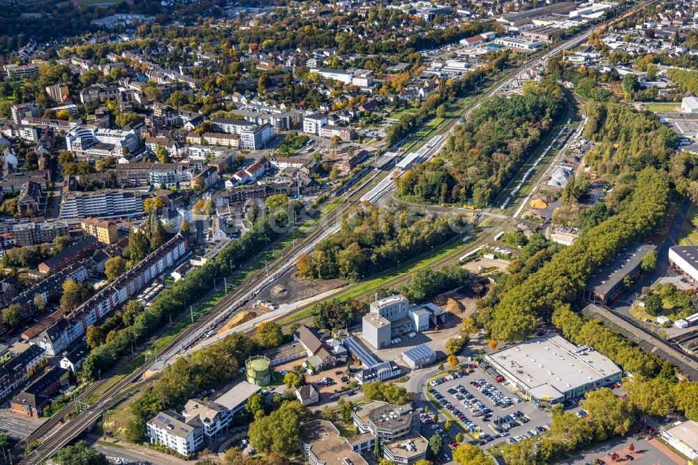 Dinslaken von oben - Gleisverlauf und Bahnhofsgebäude der Deutschen Bahn in Dinslaken im Bundesland Nordrhein-Westfalen, Deutschland