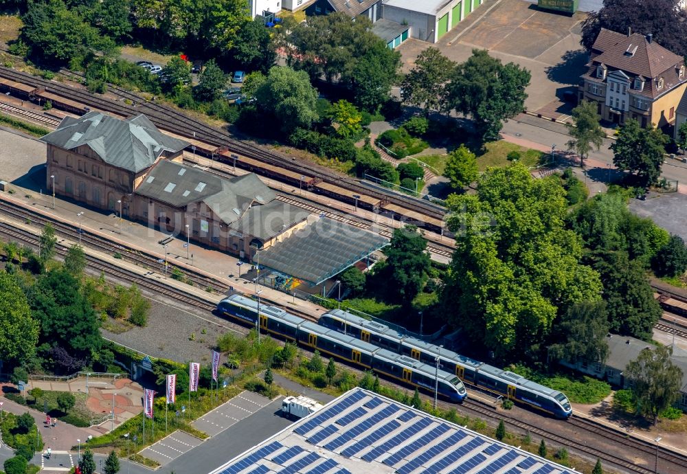 Dorsten von oben - Gleisverlauf und Bahnhofsgebäude der Deutschen Bahn in Dorsten im Bundesland Nordrhein-Westfalen