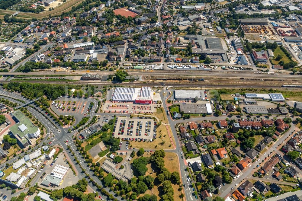 Dorsten aus der Vogelperspektive: Gleisverlauf und Bahnhofsgebäude der Deutschen Bahn in Dorsten im Bundesland Nordrhein-Westfalen, Deutschland