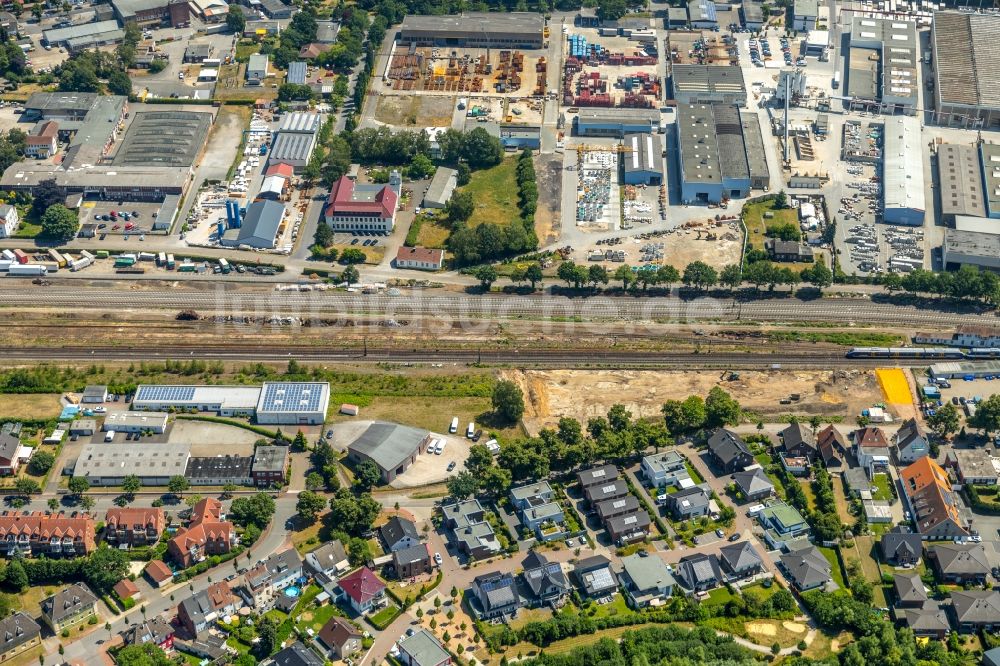 Luftaufnahme Dorsten - Gleisverlauf und Bahnhofsgebäude der Deutschen Bahn in Dorsten im Bundesland Nordrhein-Westfalen, Deutschland