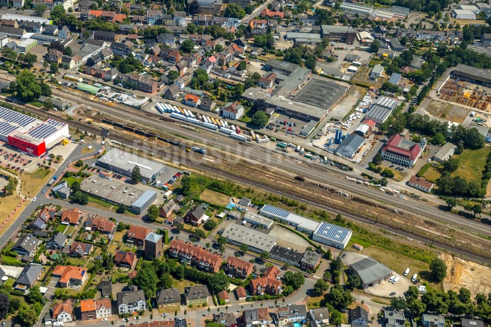 Dorsten von oben - Gleisverlauf und Bahnhofsgebäude der Deutschen Bahn in Dorsten im Bundesland Nordrhein-Westfalen, Deutschland