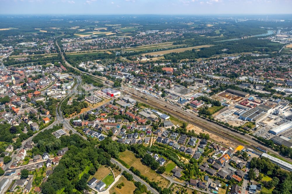 Dorsten aus der Vogelperspektive: Gleisverlauf und Bahnhofsgebäude der Deutschen Bahn in Dorsten im Bundesland Nordrhein-Westfalen, Deutschland