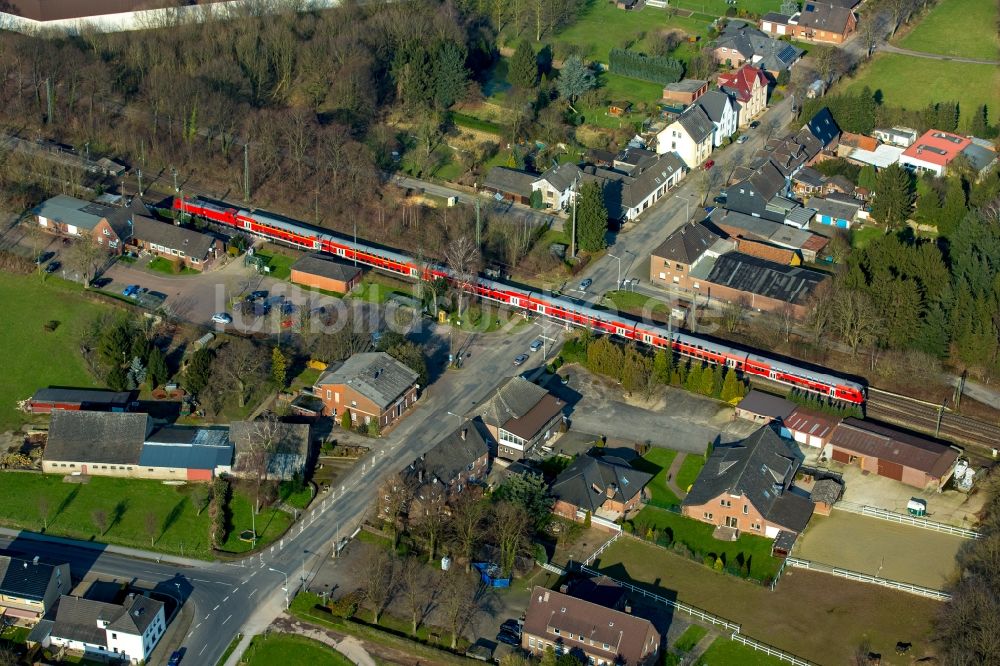 Luftbild Rees - Gleisverlauf und Bahnhofsgebäude der Deutschen Bahn Empel-Rees mit rotem Regional- Zug in Rees im Bundesland Nordrhein-Westfalen