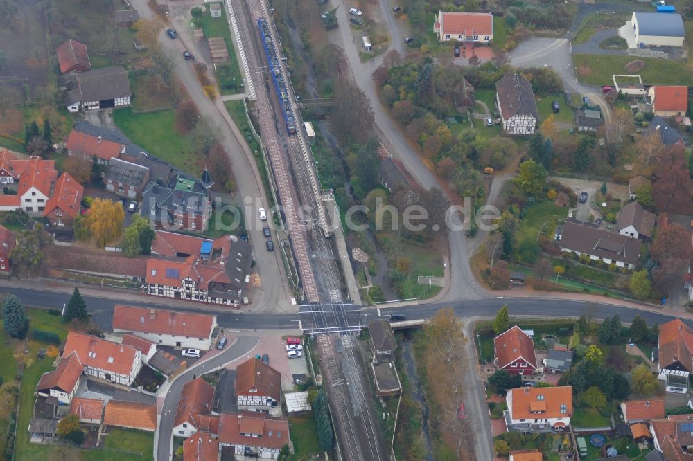 Friedland von oben - Gleisverlauf und Bahnhofsgebäude der Deutschen Bahn in Friedland im Bundesland Niedersachsen