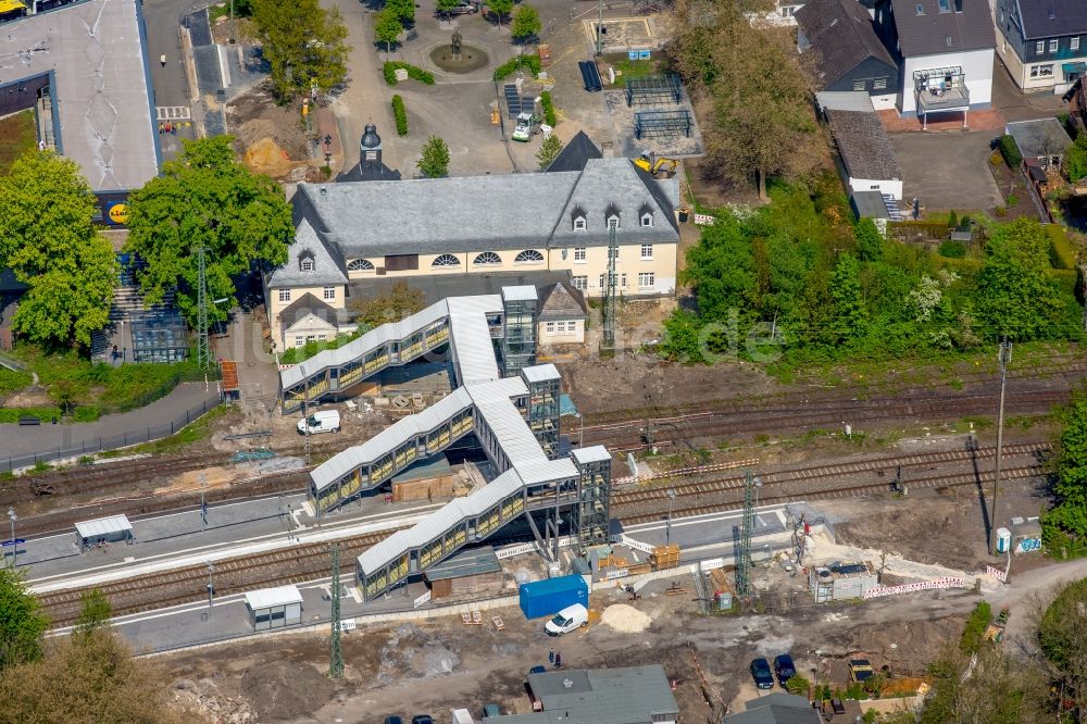 Luftaufnahme Bochum - Gleisverlauf und Bahnhofsgebäude der Deutschen Bahn und Fußgängerbrücke - Übergang im Ortsteil Dahlhausen in Bochum im Bundesland Nordrhein-Westfalen, Deutschland