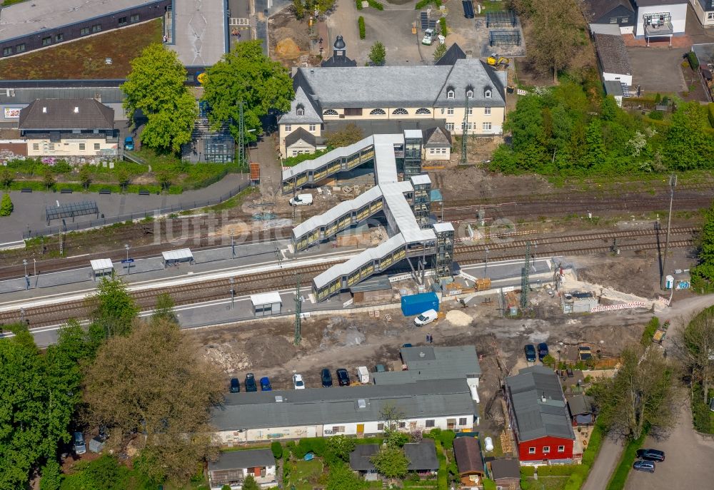 Bochum von oben - Gleisverlauf und Bahnhofsgebäude der Deutschen Bahn und Fußgängerbrücke - Übergang im Ortsteil Dahlhausen in Bochum im Bundesland Nordrhein-Westfalen, Deutschland