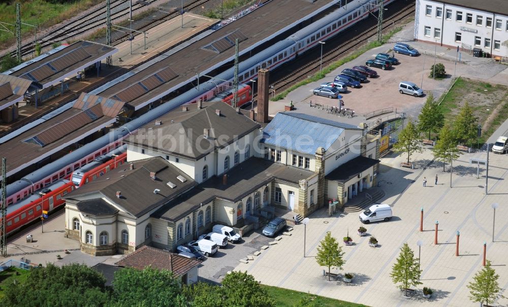 Luftaufnahme Gotha - Gleisverlauf und Bahnhofsgebäude der Deutschen Bahn in Gotha im Bundesland Thüringen