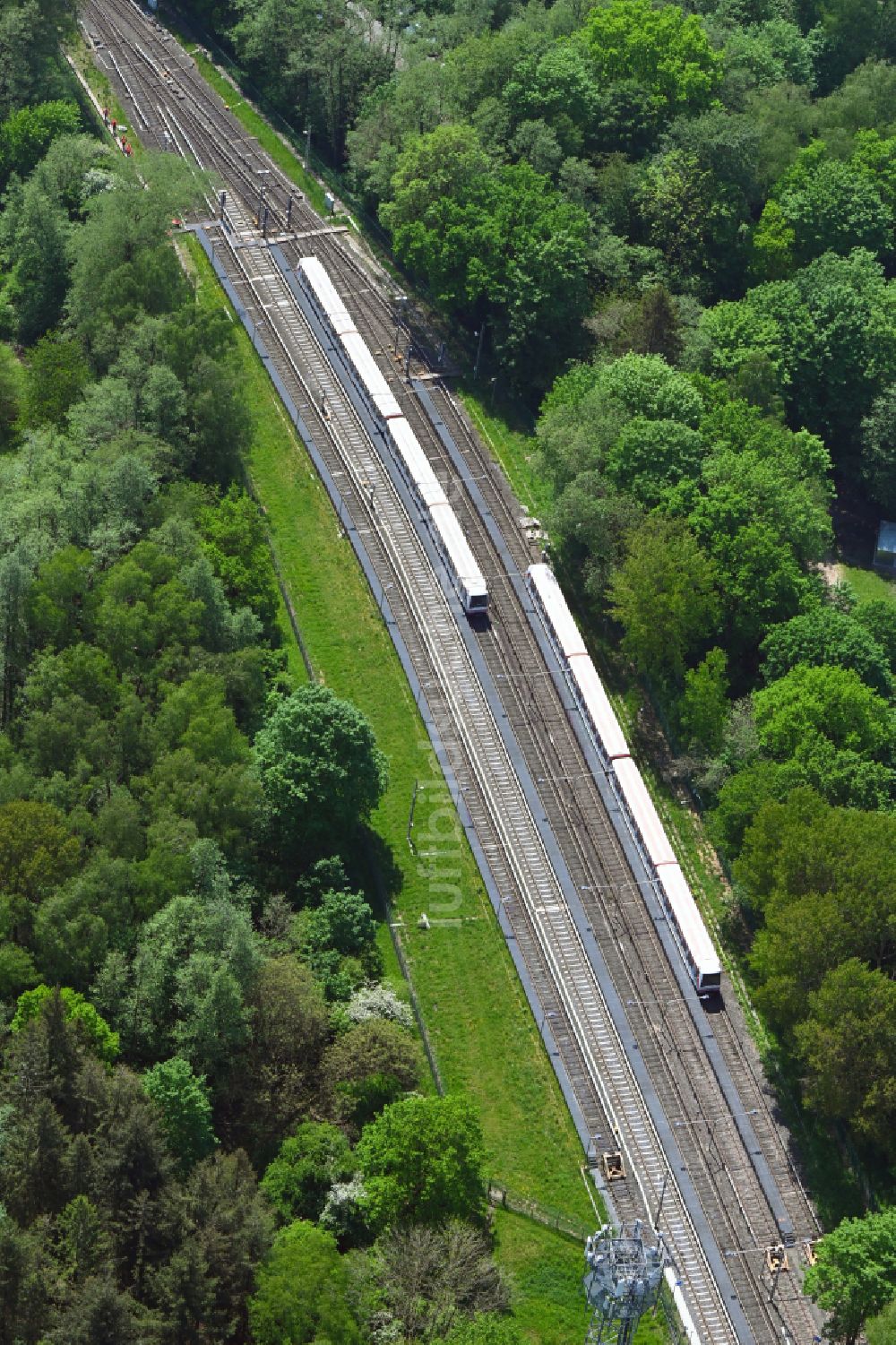 Hamburg aus der Vogelperspektive: Gleisverlauf und Bahnhofsgebäude der Deutschen Bahn in Hamburg, Deutschland