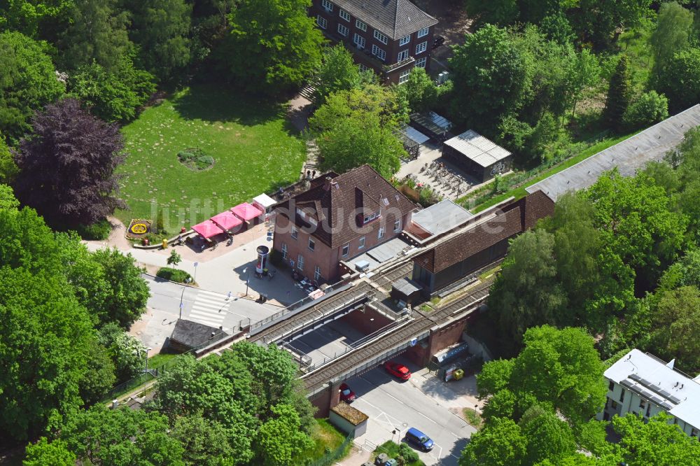 Hamburg aus der Vogelperspektive: Gleisverlauf und Bahnhofsgebäude der Deutschen Bahn in Hamburg, Deutschland