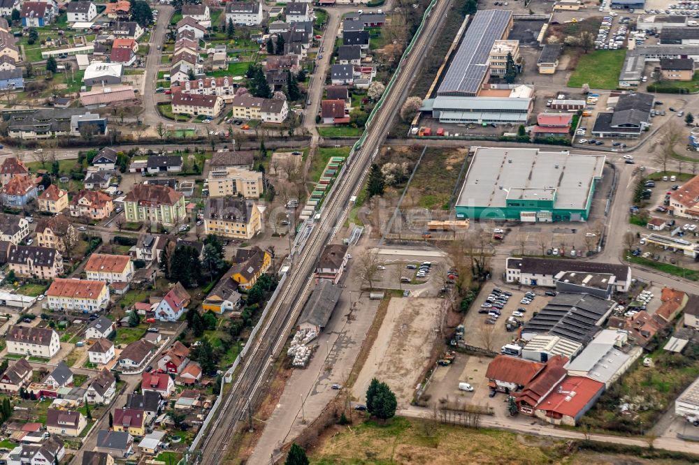 Luftbild Herbolzheim - Gleisverlauf und Bahnhofsgebäude der Deutschen Bahn in Herbolzheim im Bundesland Baden-Württemberg, Deutschland