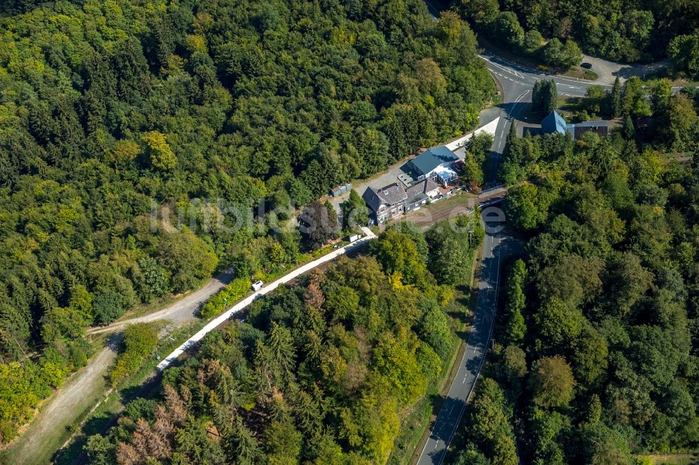 Luftaufnahme Hilchenbach - Gleisverlauf und Bahnhofsgebäude der Deutschen Bahn Hilchenbach, Vormwald Bf in Hilchenbach im Bundesland Nordrhein-Westfalen, Deutschland