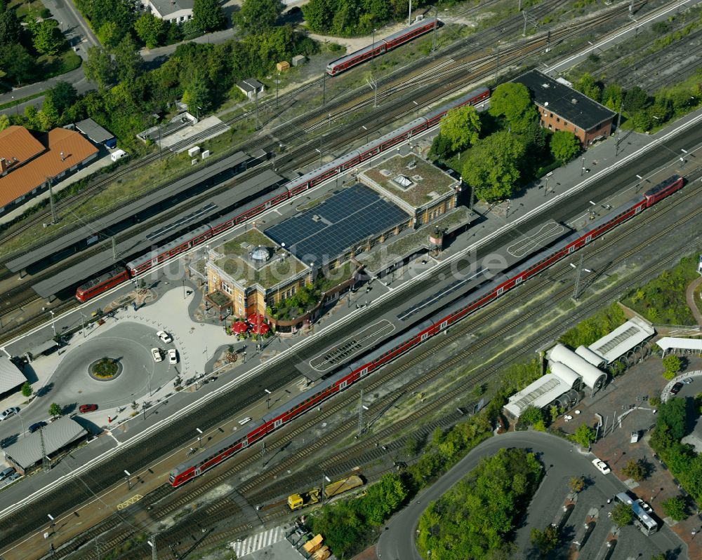 Uelzen aus der Vogelperspektive: Gleisverlauf und Bahnhofsgebäude der Deutschen Bahn am Hundertwasser-Bahnhof Uelzen in Uelzen im Bundesland Niedersachsen, Deutschland